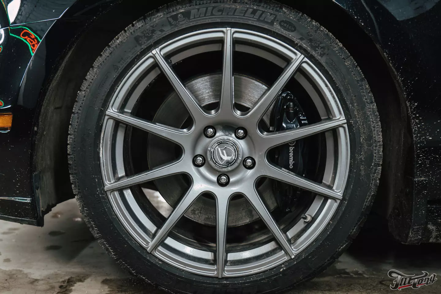 Техническое обслуживание Ford Mustang, установка усиленной тормозной системы, окрас и керамика дисков